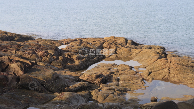 高清大图下载【趣麦麦图】礁石隔开海水