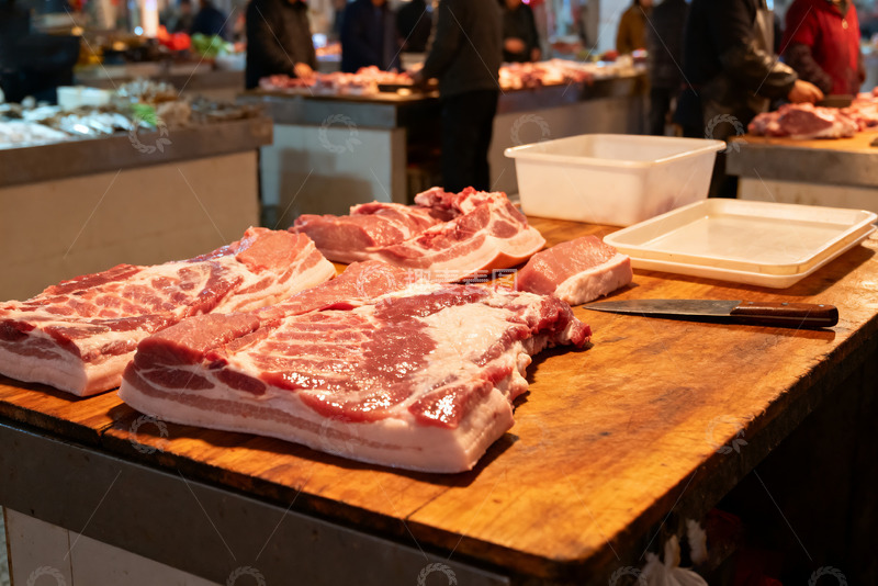 市场摊位上的新鲜猪肉3