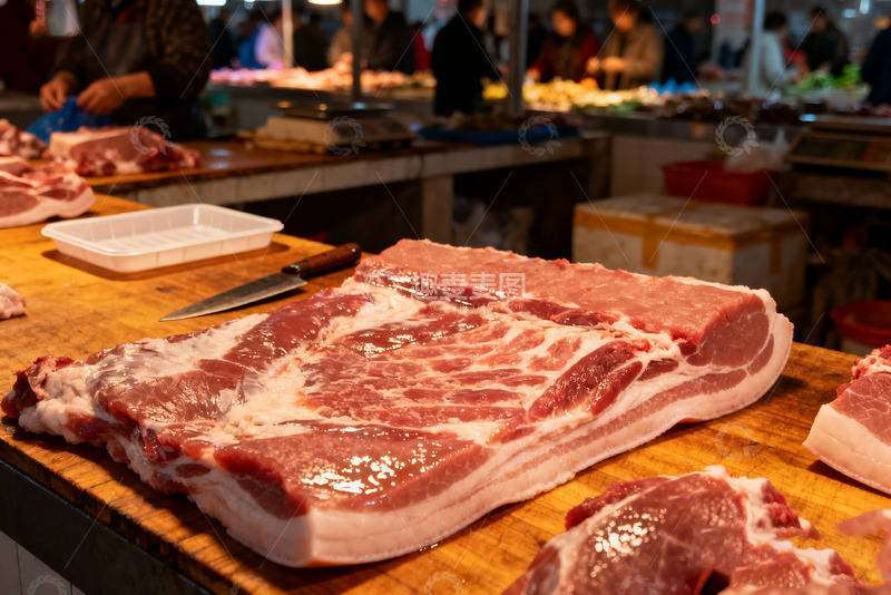 市场摊位上的新鲜猪肉