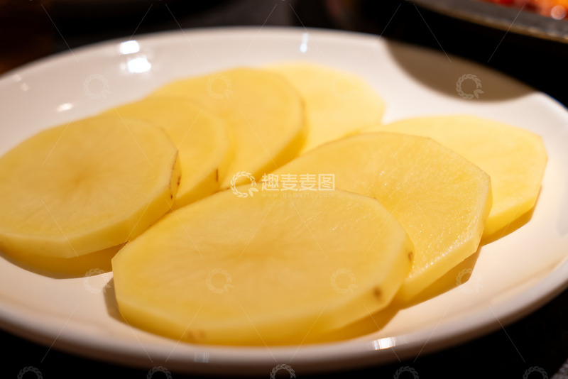 高清大图下载【趣麦麦图】盘中切好的新鲜土豆片1