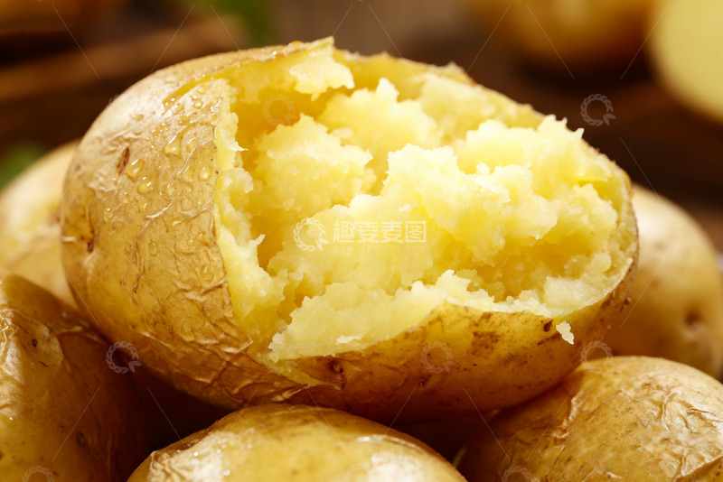 高清大图下载【趣麦麦图】新鲜剥开的黄心土豆特写2