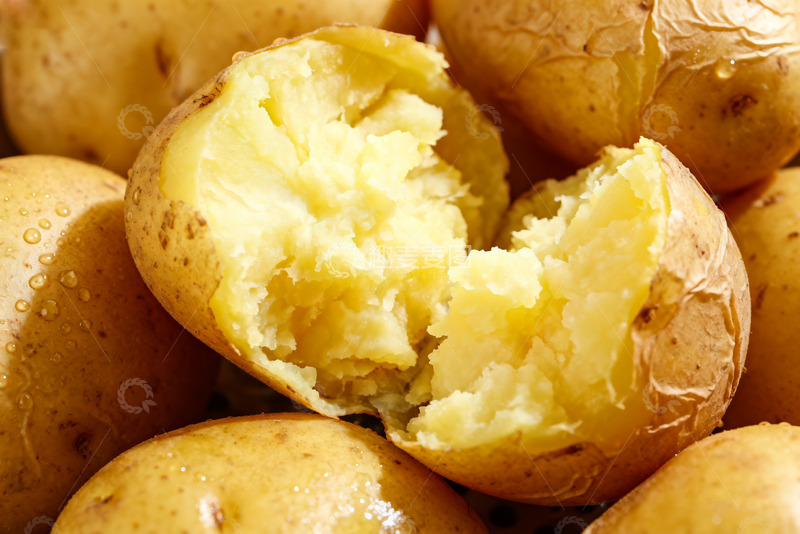 高清大图下载【趣麦麦图】新鲜剥开的黄心土豆特写