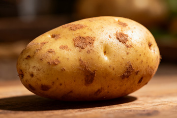 新鲜带泥的黄皮土豆