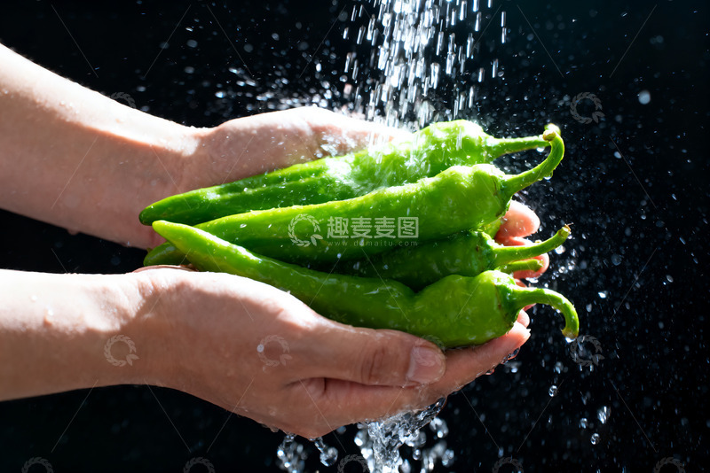高清大图下载【趣麦麦图】双手清洗鲜嫩青辣椒5