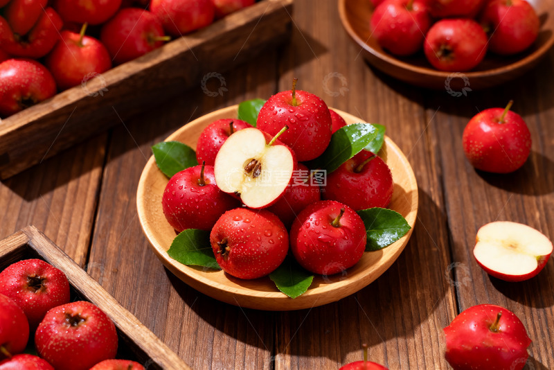 高清大图下载【趣麦麦图】木盘里的新鲜红苹果0
