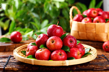 竹盘上新鲜饱满的红苹果