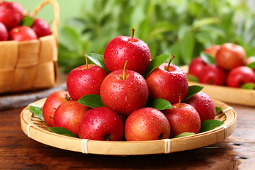 竹盘上新鲜饱满的红苹果0
