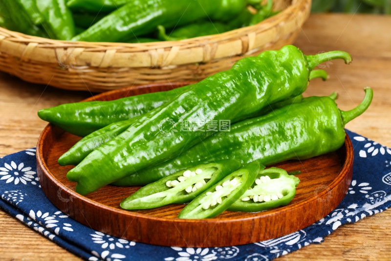 高清大图下载【趣麦麦图】竹篮里新鲜的绿尖椒5