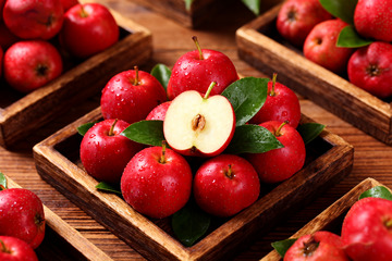 木盘里的新鲜红苹果3