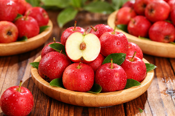 木盘里的新鲜红苹果1