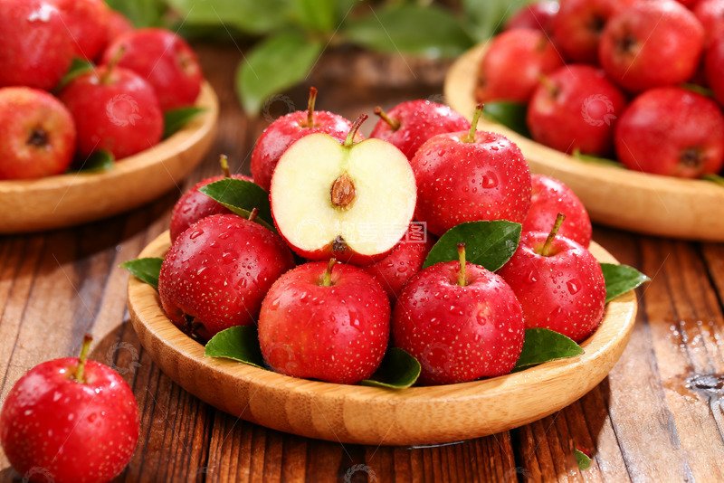 高清大图下载【趣麦麦图】木盘里的新鲜红苹果1