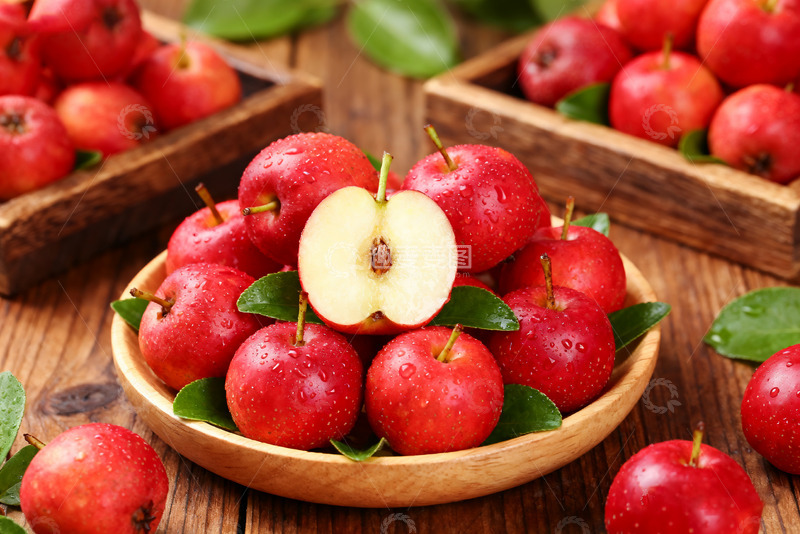 高清大图下载【趣麦麦图】新鲜红山楂摆放在木盘上