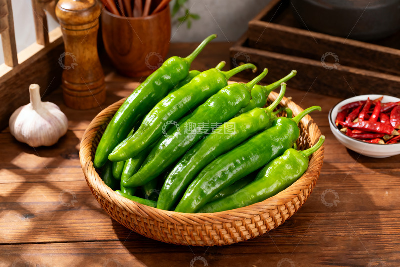 高清大图下载【趣麦麦图】竹篮里新鲜的绿尖椒