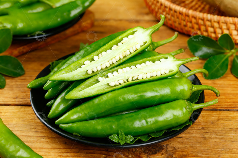 高清大图下载【趣麦麦图】竹篮里新鲜的绿尖椒4