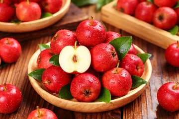 木盘里的新鲜红苹果