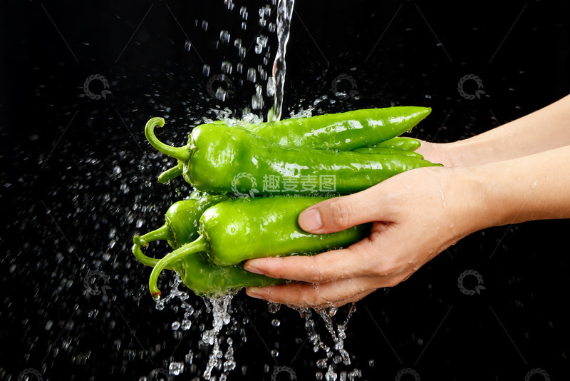 高清大图下载【趣麦麦图】双手清洗鲜嫩青辣椒1