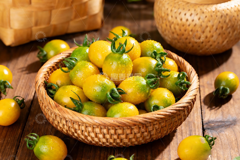高清大图下载【趣麦麦图】木桌上竹篮里的黄圣女果0