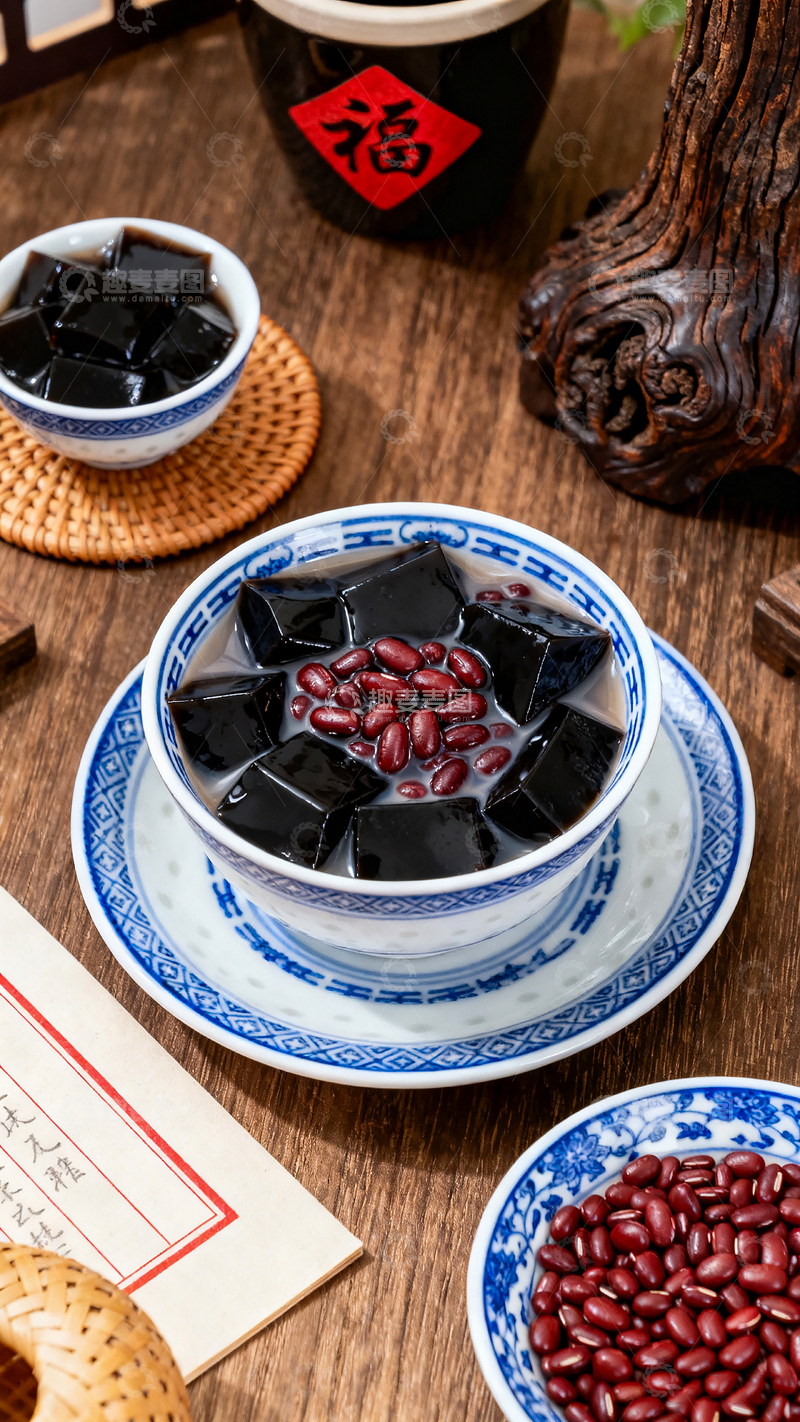 高清大图下载【趣麦麦图】中式风格桌面盛红豆龟苓膏精致碗具传统美食