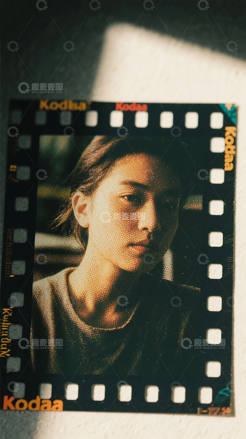 复古胶片人物照片特写图