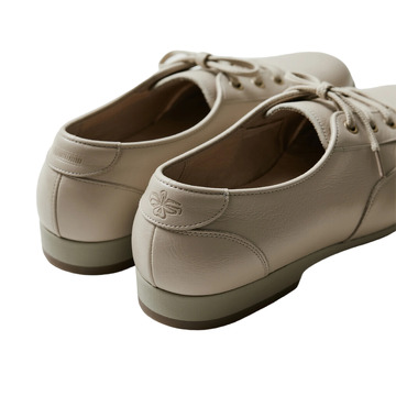 米色系带皮鞋静物展示图