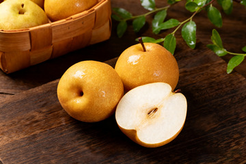 黄澄澄的秋月梨