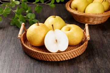 黄澄澄的秋月梨摆在木盘