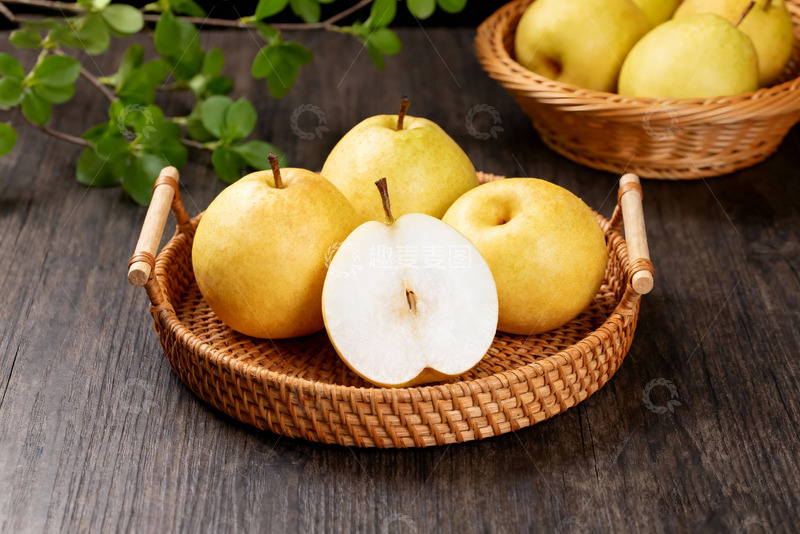 高清大图下载【趣麦麦图】-黄澄澄的秋月梨摆在木盘