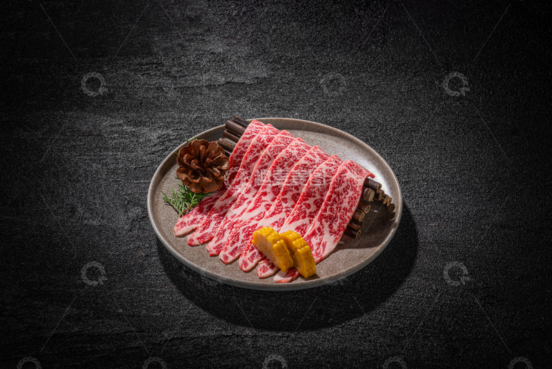 高清大图下载【趣麦麦图】色泽诱人的精致摆盘牛肉片