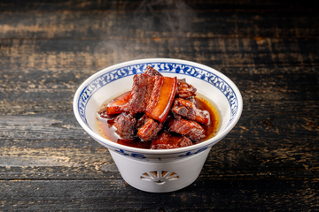 冒着热气的美味红烧肉