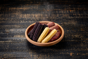 木碗中的多彩粗粮