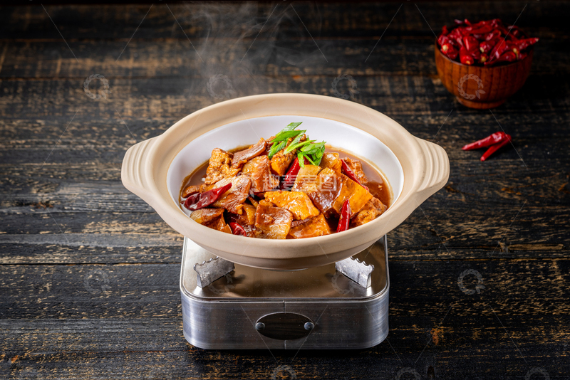 高清大图下载【趣麦麦图】砂煲里的锅烧豆腐