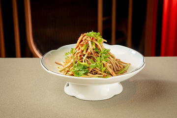 凉拌香干配香菜