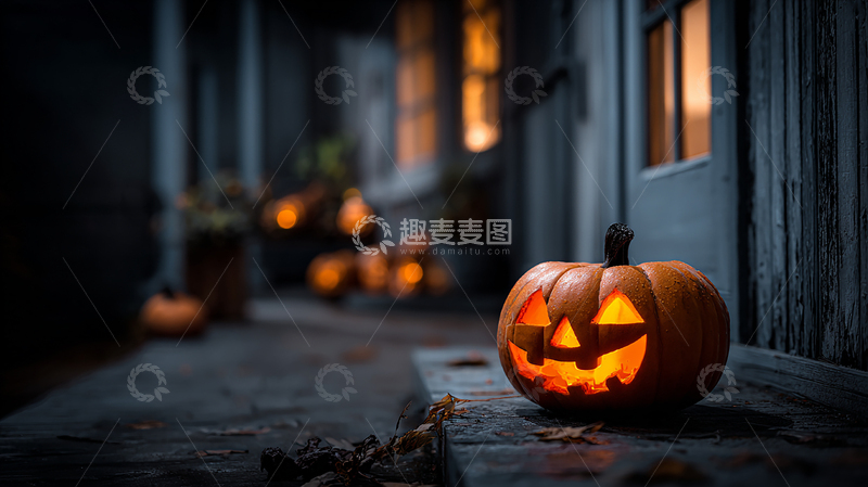 高清大图下载【趣麦麦图】阴暗木屋门口南瓜