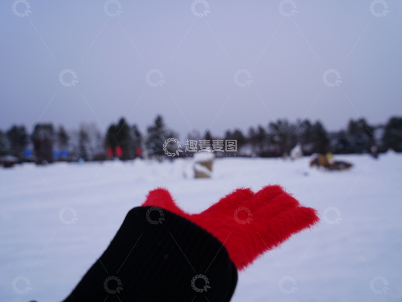 高清大图下载【趣麦麦图】-冬日雪景手套特写