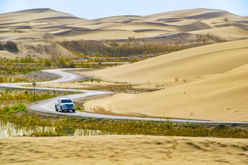 沙漠蜿蜒公路上的越野车