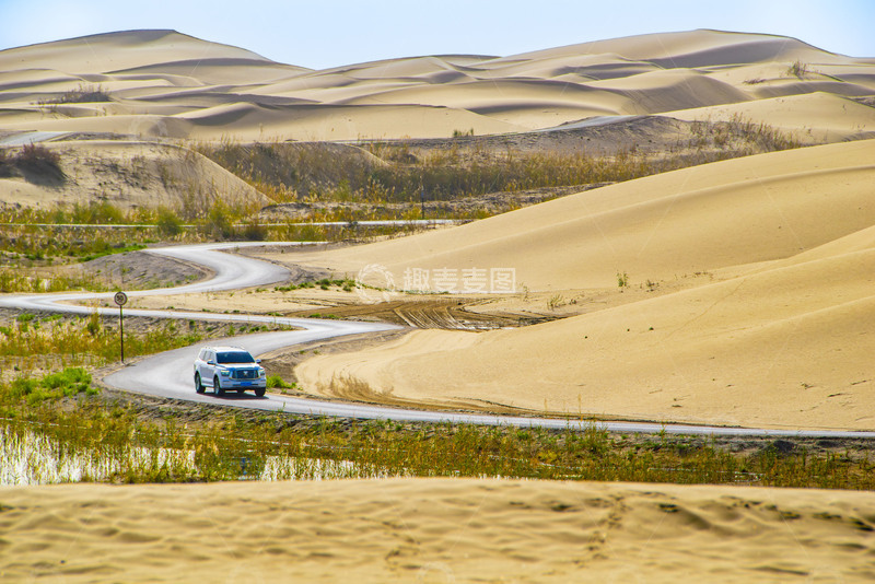 高清大图下载【趣麦麦图】沙漠蜿蜒公路上的越野车