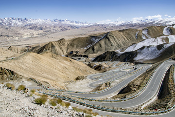 南疆,公路,雪山,蓝天,白云,秋景