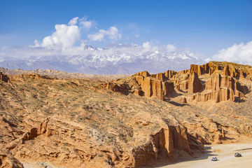 南疆戈壁雪山秋景