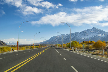 南疆,公路,雪山,蓝天,白云,秋景