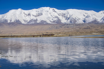 南疆雪山湖泊