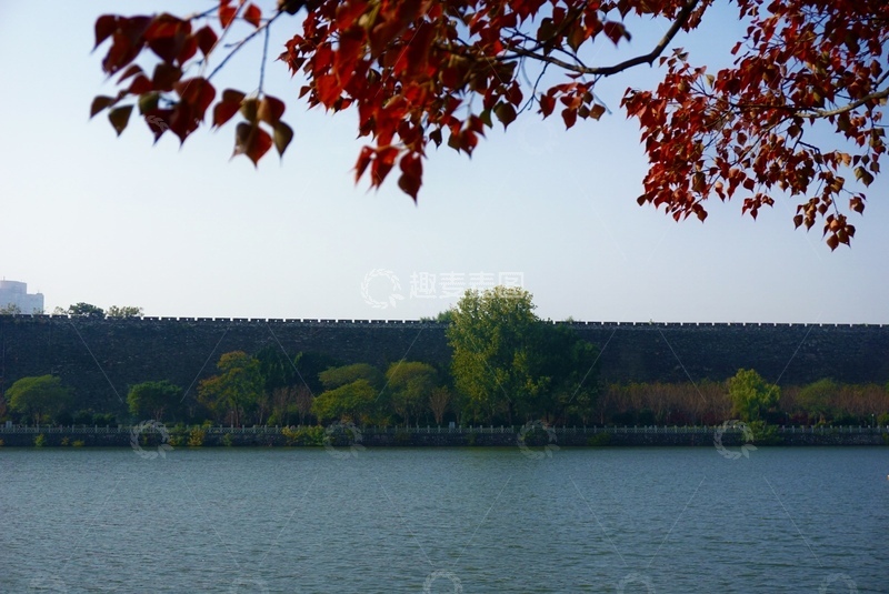 高清大图下载【趣麦麦图】湖畔秋叶古墙风光