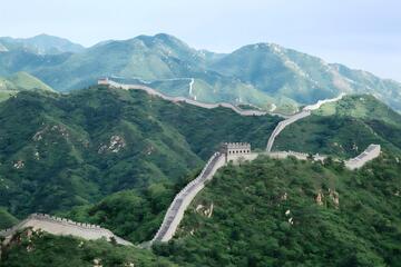 长城蜿蜒山峦间