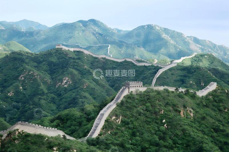 长城蜿蜒山峦间