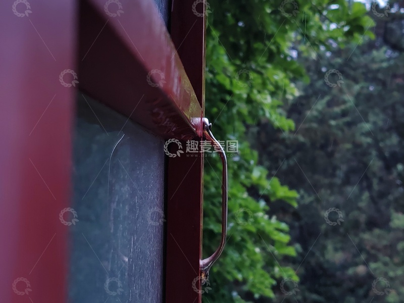 阴雨天的教室窗外