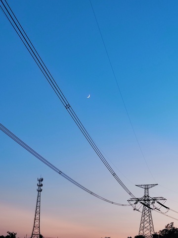远方蓝天下的月牙