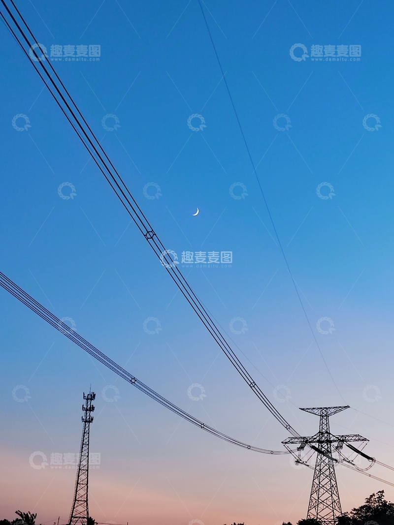 高清大图下载【趣麦麦图】远方蓝天下的月牙