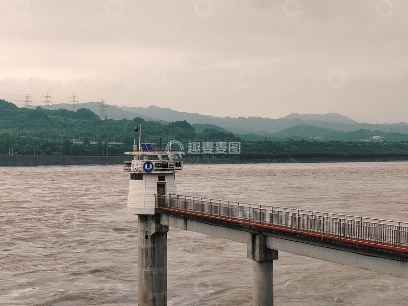 高清大图下载【趣麦麦图】-三峡江边石柱