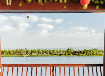 从栏杆看湖边