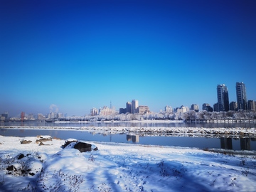 冬日雪景城市天际线