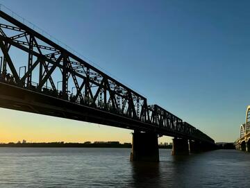 钢结构桥梁剪影黄昏景象